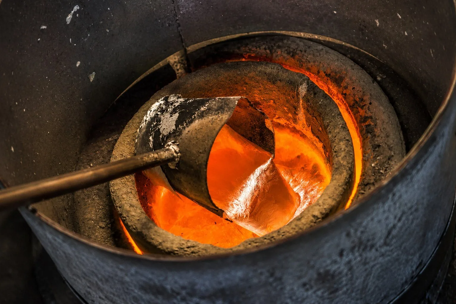 Schmelze im Tiegelofen — Magnesium in der Fertigung